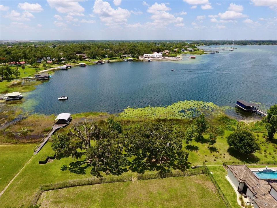 На продажу: $899,000 (0.46 acres)