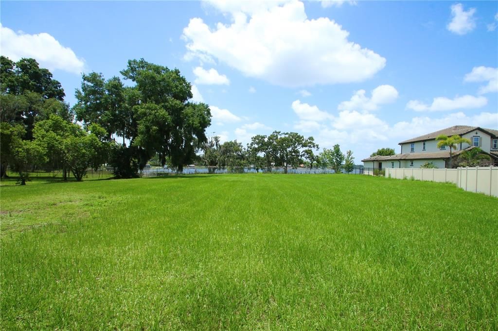 На продажу: $899,000 (0.46 acres)