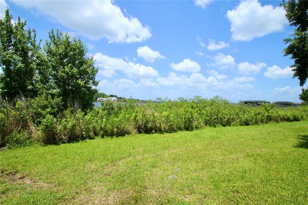 На продажу: $899,000 (0.46 acres)