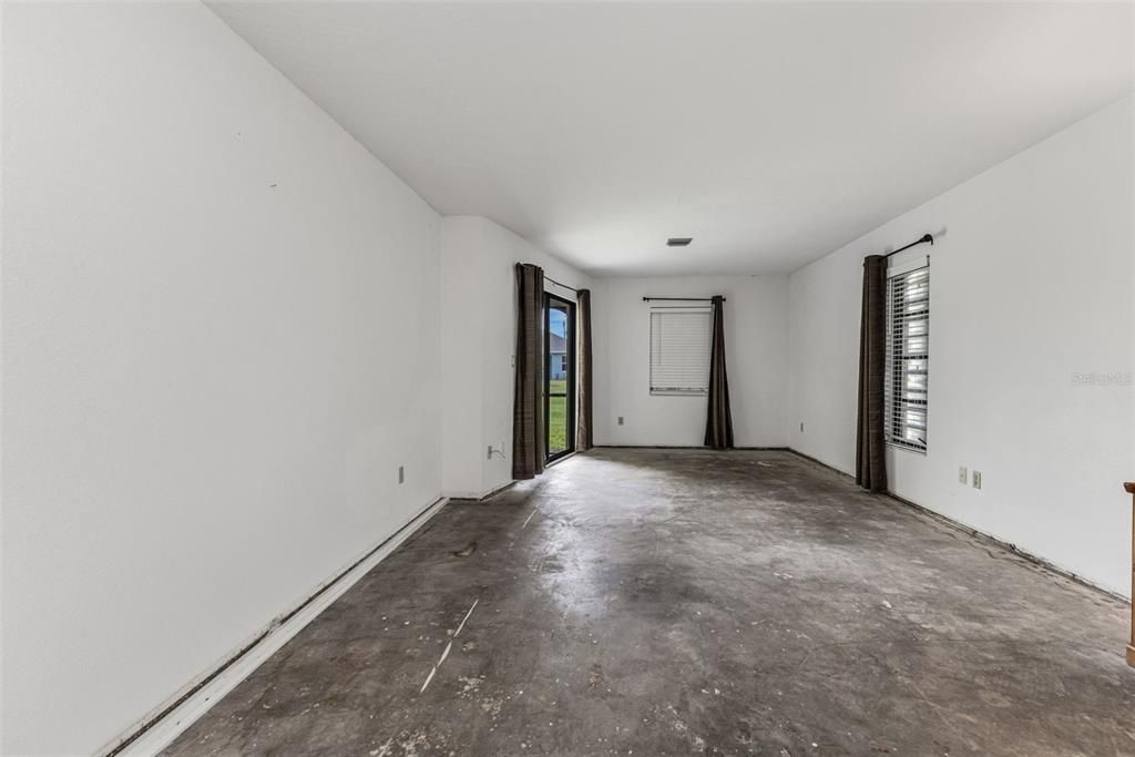 合同活跃: $258,000 (2 贝兹, 2 浴室, 2053 平方英尺)