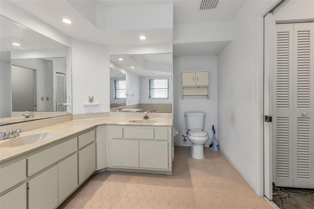 合同活跃: $258,000 (2 贝兹, 2 浴室, 2053 平方英尺)