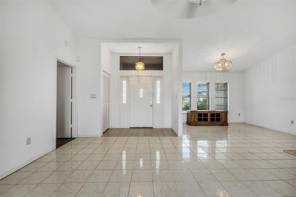 合同活跃: $258,000 (2 贝兹, 2 浴室, 2053 平方英尺)