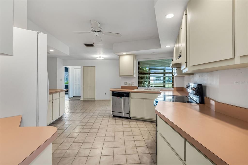 合同活跃: $258,000 (2 贝兹, 2 浴室, 2053 平方英尺)