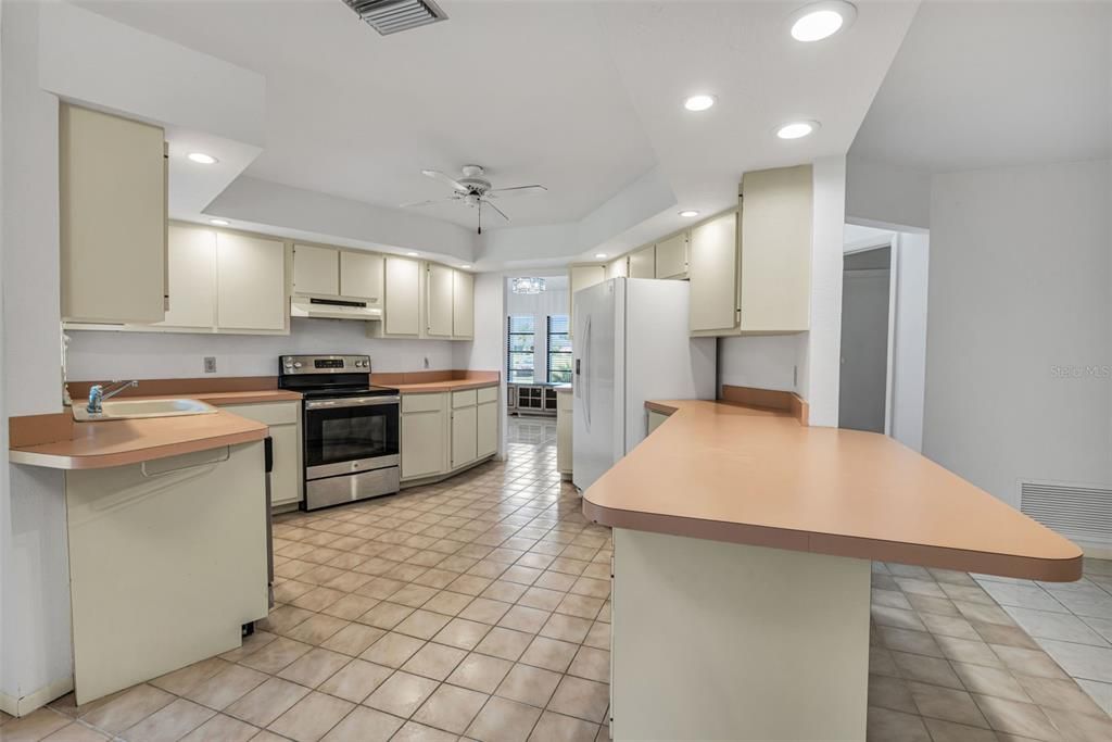 合同活跃: $258,000 (2 贝兹, 2 浴室, 2053 平方英尺)