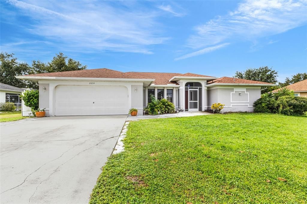 合同活跃: $258,000 (2 贝兹, 2 浴室, 2053 平方英尺)