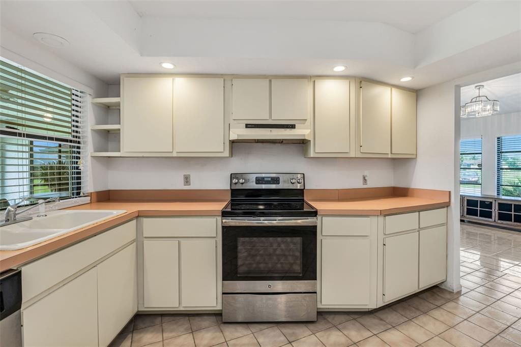 合同活跃: $258,000 (2 贝兹, 2 浴室, 2053 平方英尺)