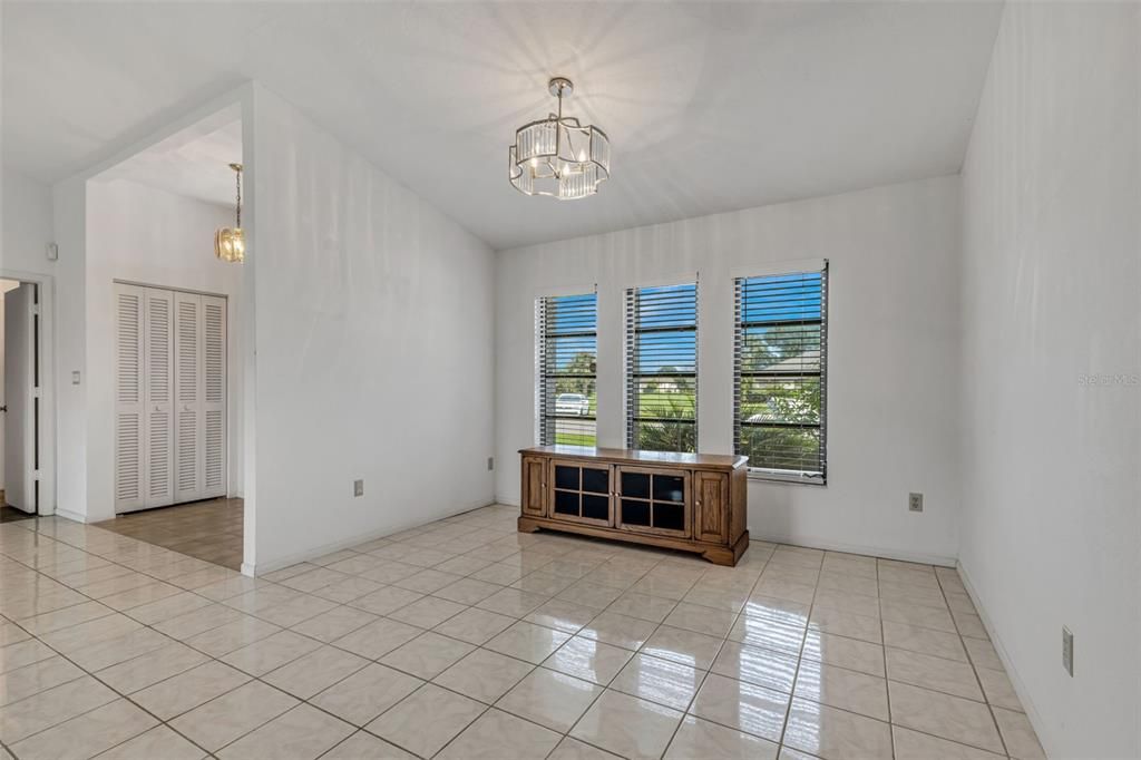 合同活跃: $258,000 (2 贝兹, 2 浴室, 2053 平方英尺)