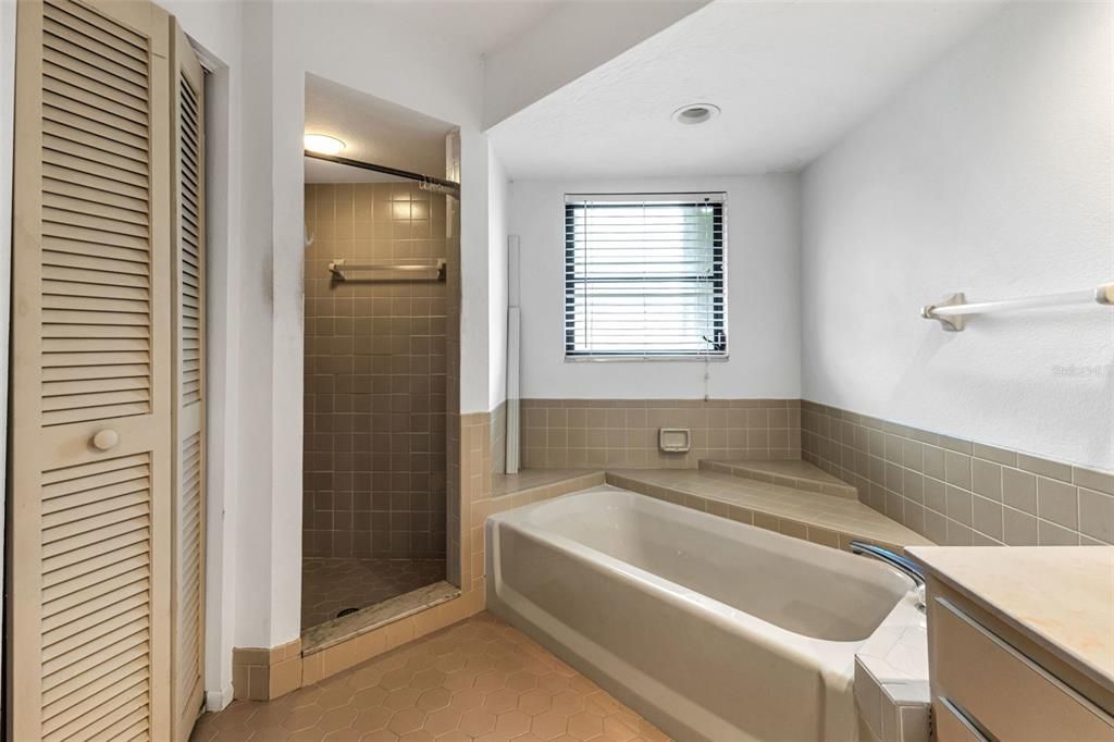 合同活跃: $258,000 (2 贝兹, 2 浴室, 2053 平方英尺)