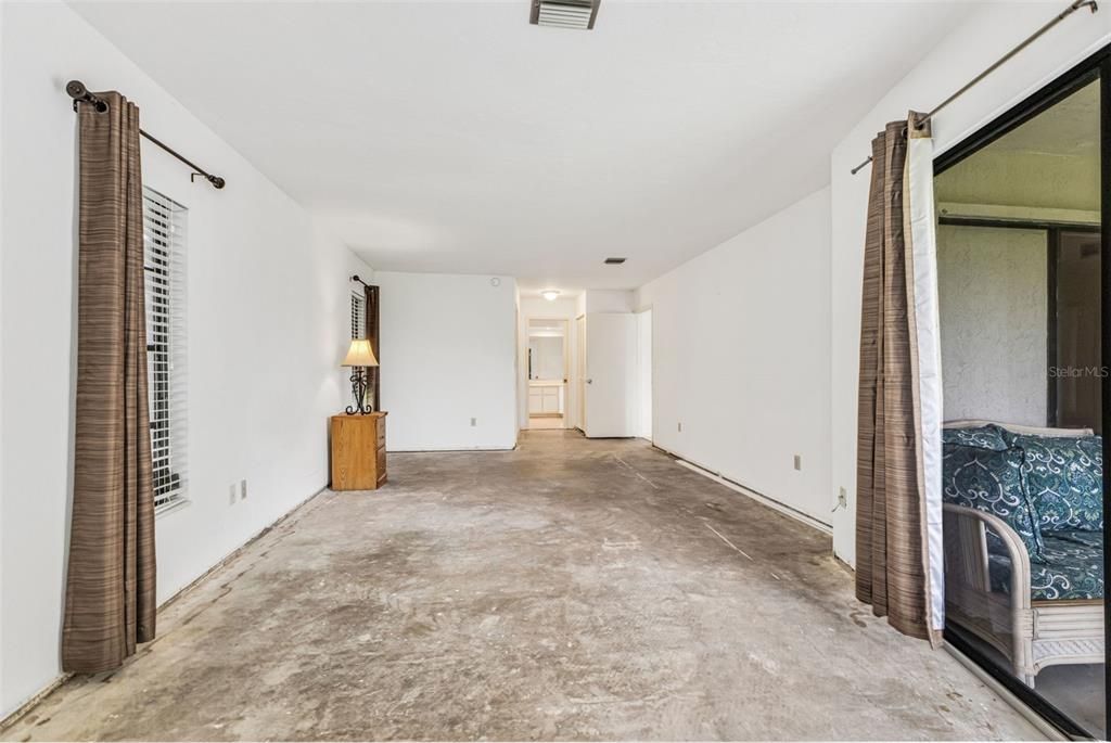 合同活跃: $258,000 (2 贝兹, 2 浴室, 2053 平方英尺)