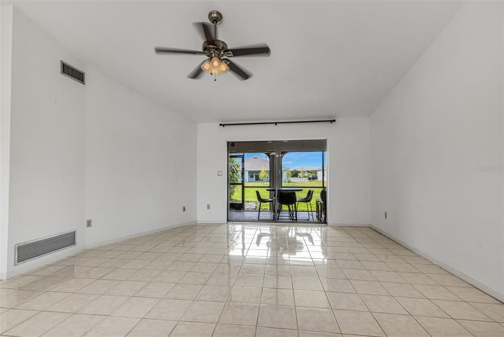 合同活跃: $258,000 (2 贝兹, 2 浴室, 2053 平方英尺)