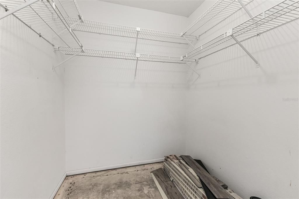 合同活跃: $258,000 (2 贝兹, 2 浴室, 2053 平方英尺)