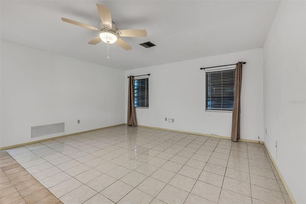 合同活跃: $258,000 (2 贝兹, 2 浴室, 2053 平方英尺)