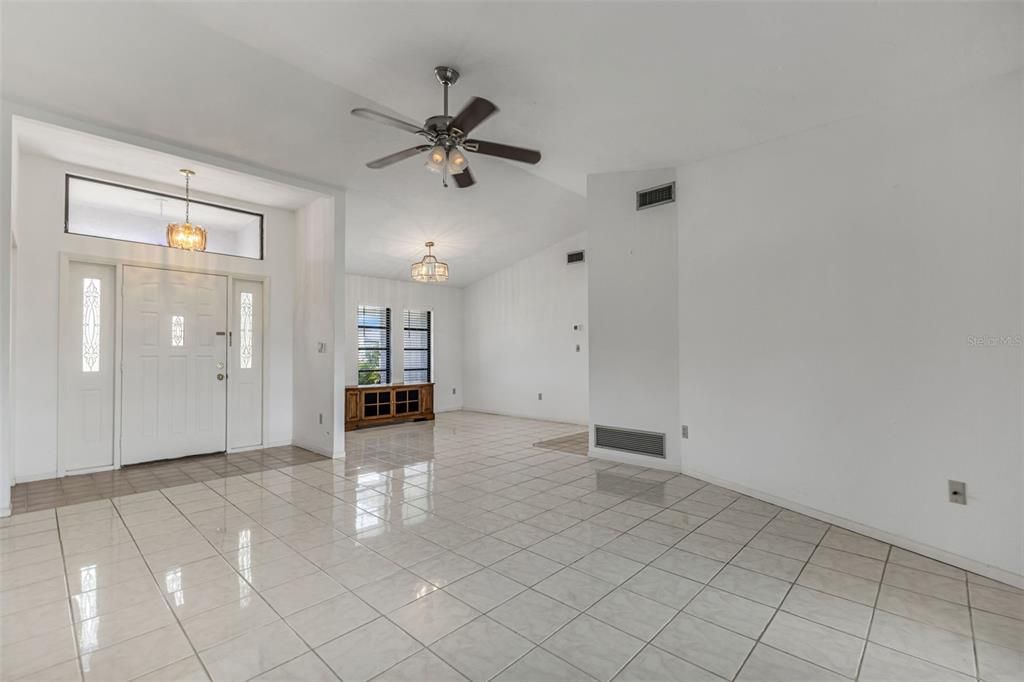 合同活跃: $258,000 (2 贝兹, 2 浴室, 2053 平方英尺)