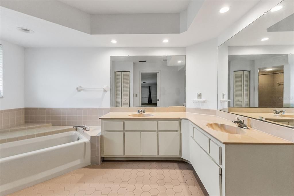 合同活跃: $258,000 (2 贝兹, 2 浴室, 2053 平方英尺)