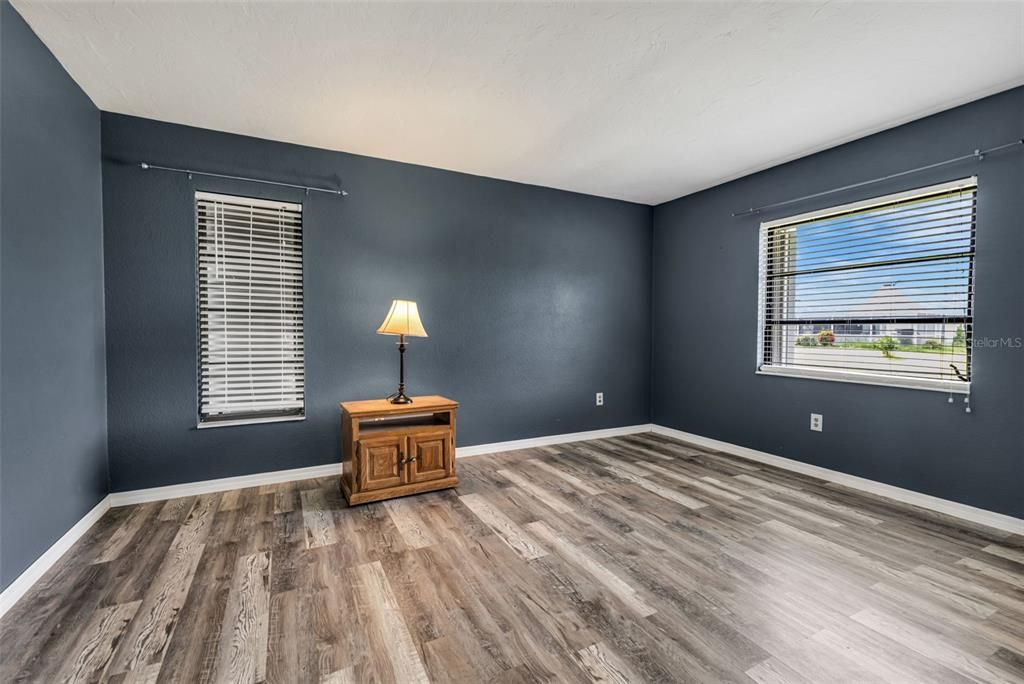 合同活跃: $258,000 (2 贝兹, 2 浴室, 2053 平方英尺)