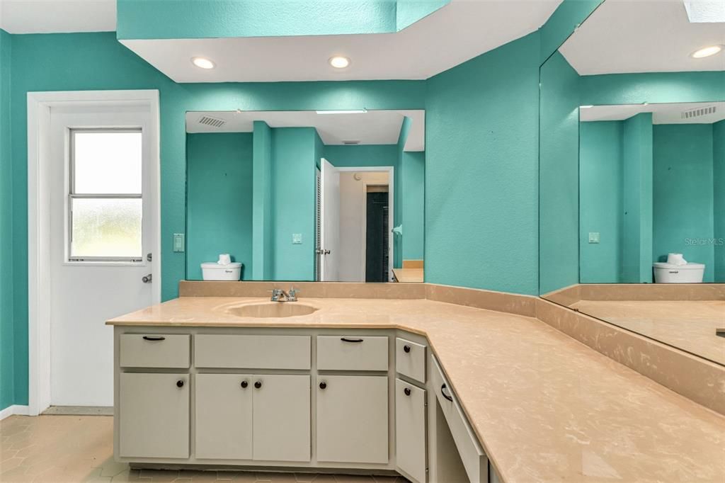 合同活跃: $258,000 (2 贝兹, 2 浴室, 2053 平方英尺)