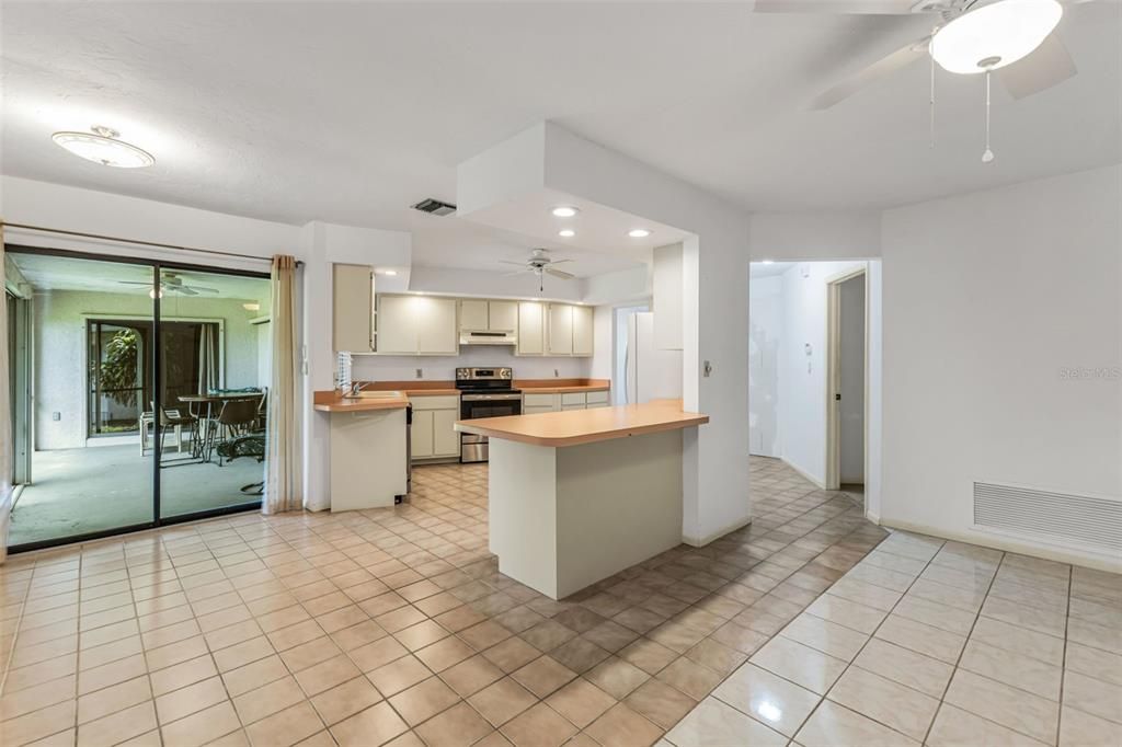 合同活跃: $258,000 (2 贝兹, 2 浴室, 2053 平方英尺)