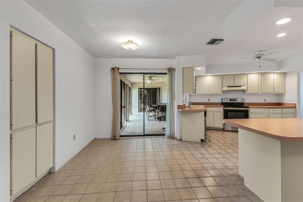 合同活跃: $258,000 (2 贝兹, 2 浴室, 2053 平方英尺)