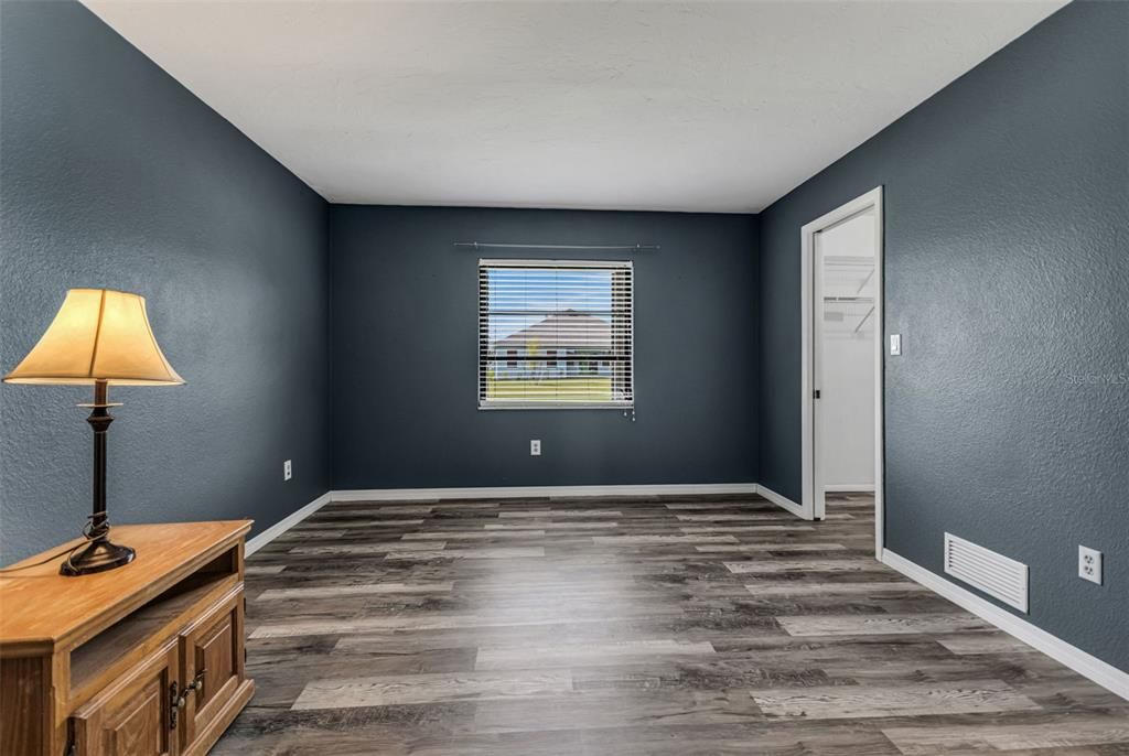 合同活跃: $258,000 (2 贝兹, 2 浴室, 2053 平方英尺)