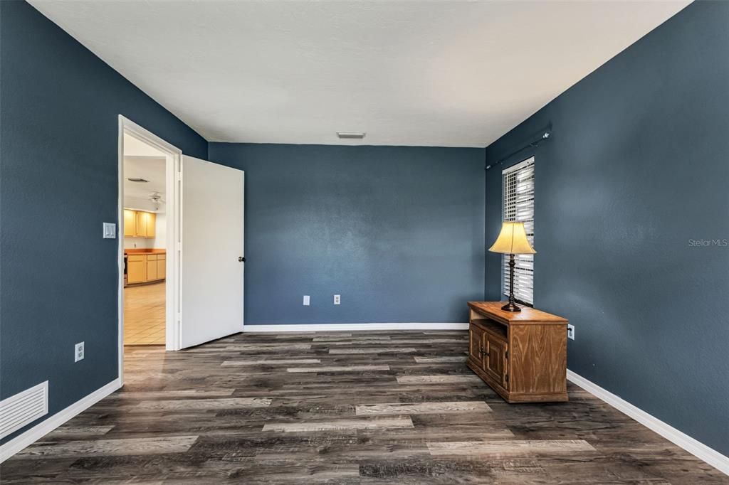 合同活跃: $258,000 (2 贝兹, 2 浴室, 2053 平方英尺)