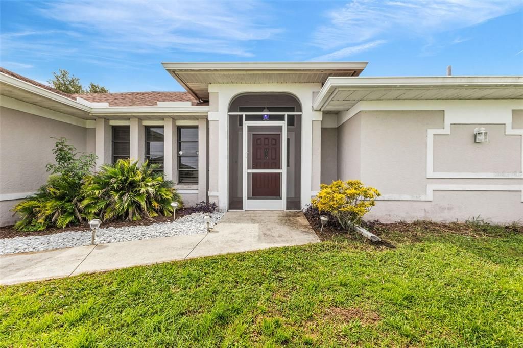 合同活跃: $258,000 (2 贝兹, 2 浴室, 2053 平方英尺)