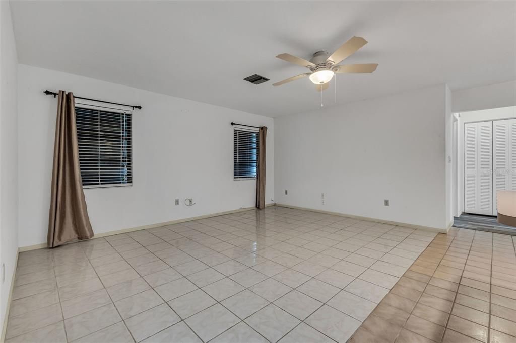 合同活跃: $258,000 (2 贝兹, 2 浴室, 2053 平方英尺)