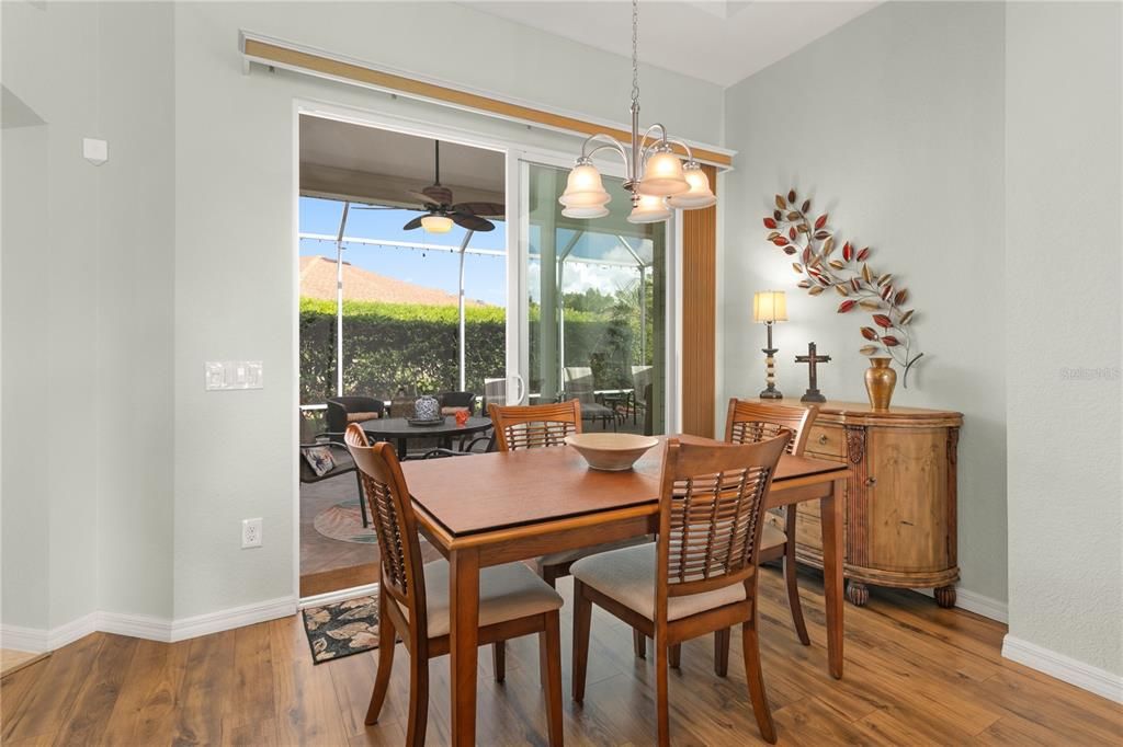 合同活跃: $299,900 (3 贝兹, 2 浴室, 1502 平方英尺)