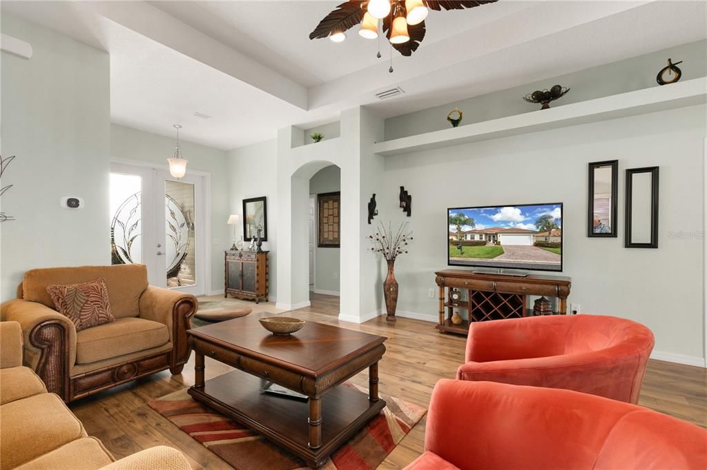 合同活跃: $299,900 (3 贝兹, 2 浴室, 1502 平方英尺)