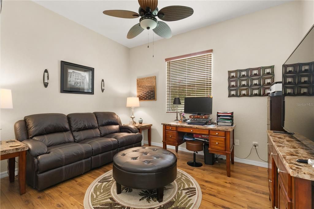 合同活跃: $299,900 (3 贝兹, 2 浴室, 1502 平方英尺)