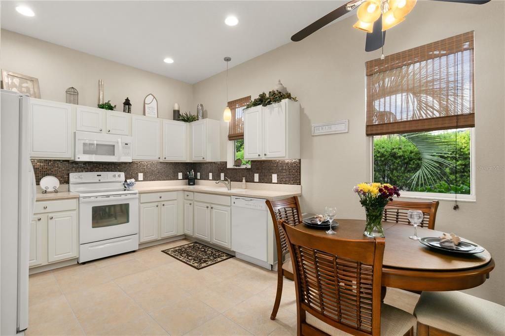 合同活跃: $299,900 (3 贝兹, 2 浴室, 1502 平方英尺)