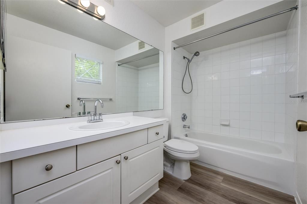 待售: $240,000 (2 贝兹, 2 浴室, 1107 平方英尺)