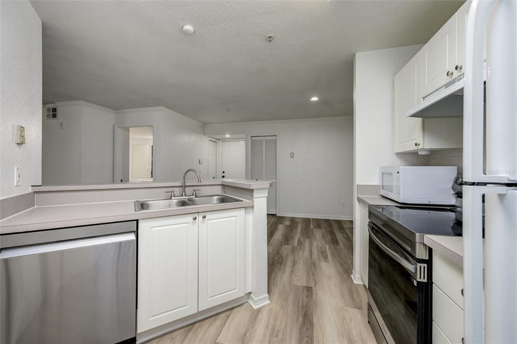 待售: $240,000 (2 贝兹, 2 浴室, 1107 平方英尺)