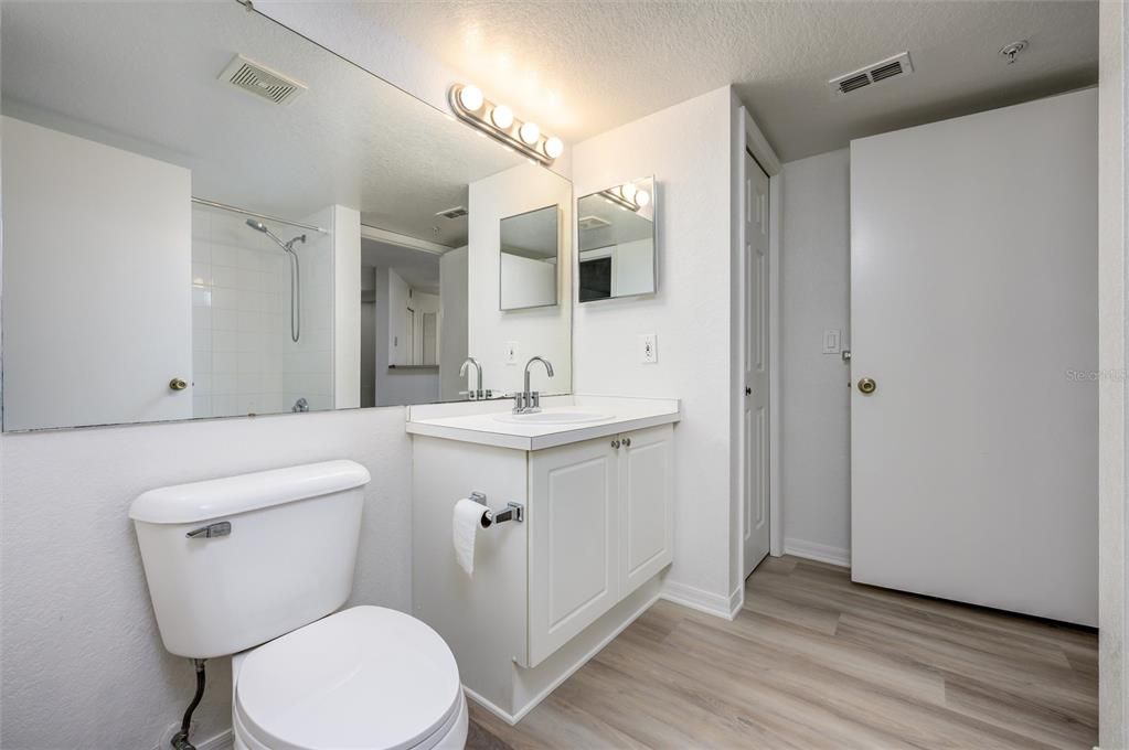 待售: $240,000 (2 贝兹, 2 浴室, 1107 平方英尺)