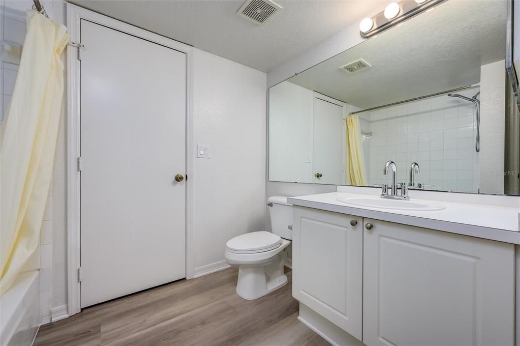 待售: $240,000 (2 贝兹, 2 浴室, 1107 平方英尺)