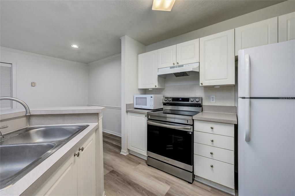 待售: $240,000 (2 贝兹, 2 浴室, 1107 平方英尺)