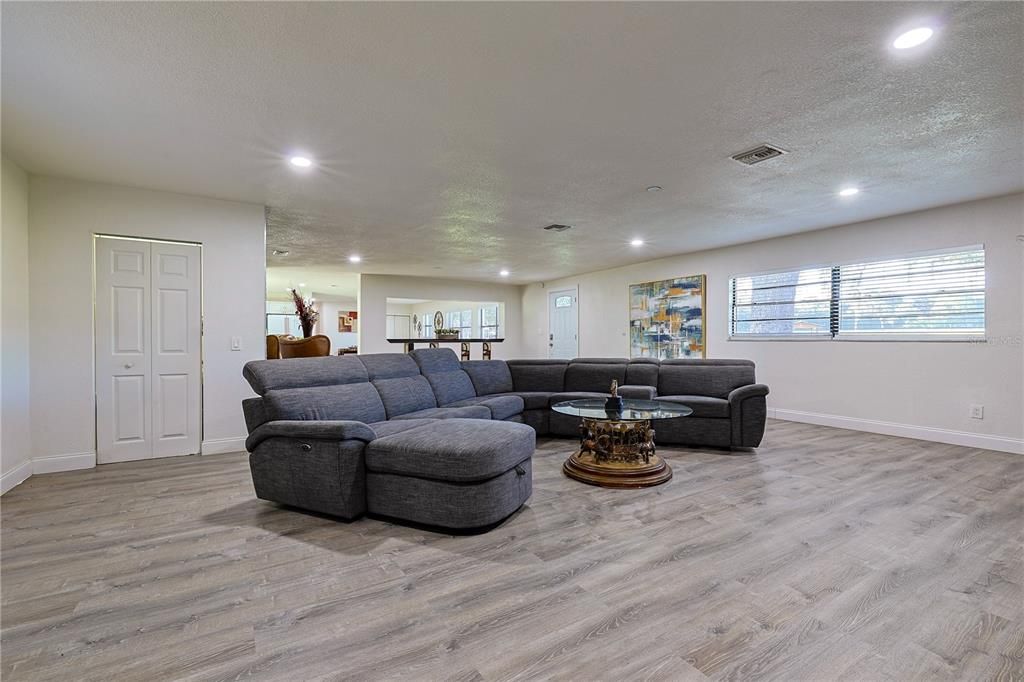 На продажу: $1,200,000 (3 спален, 2 ванн, 1716 Квадратных фут)