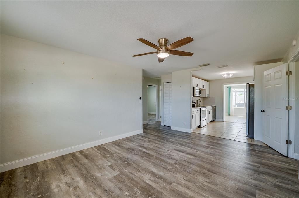 For Sale: $329,900 (3 beds, 2 baths, 1274 Square Feet)