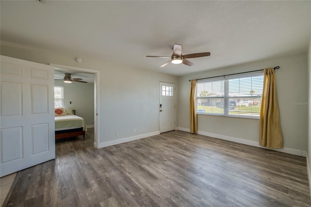 For Sale: $329,900 (3 beds, 2 baths, 1274 Square Feet)