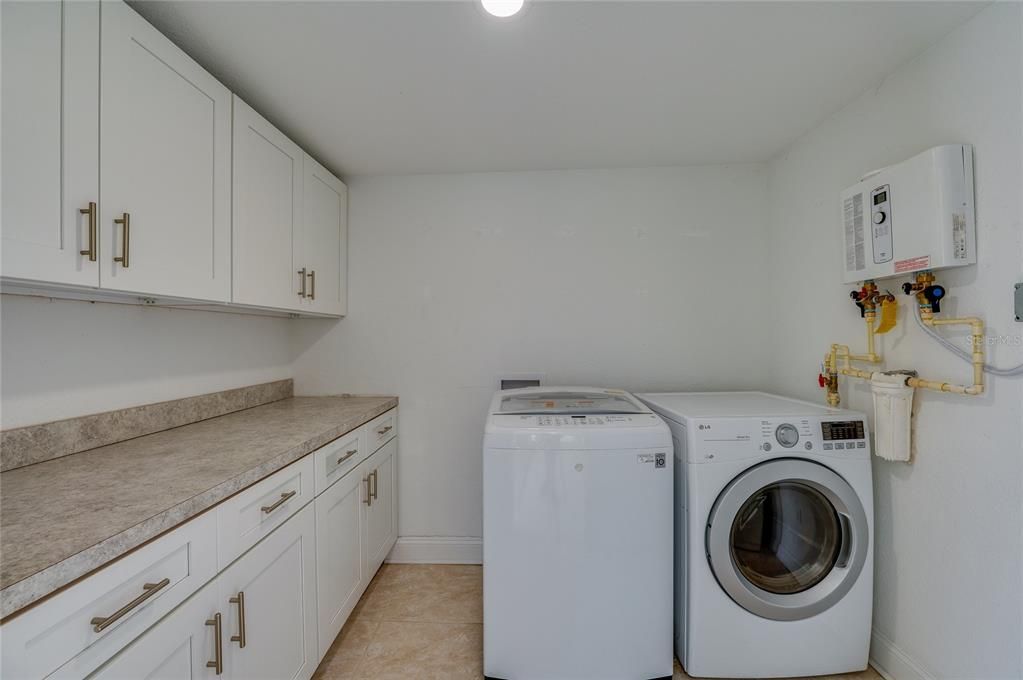 For Sale: $329,900 (3 beds, 2 baths, 1274 Square Feet)