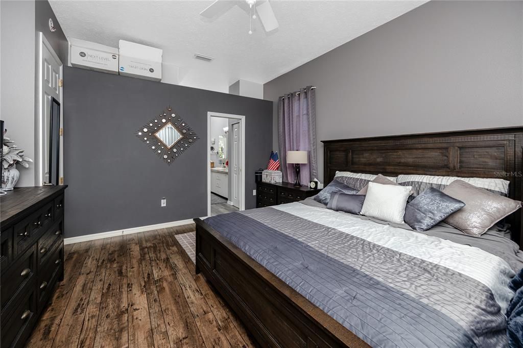 Под контрактом: $449,500 (4 спален, 2 ванн, 2040 Квадратных фут)