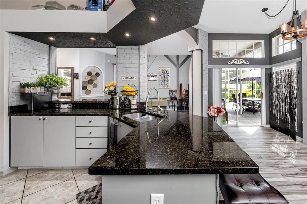 Под контрактом: $449,500 (4 спален, 2 ванн, 2040 Квадратных фут)