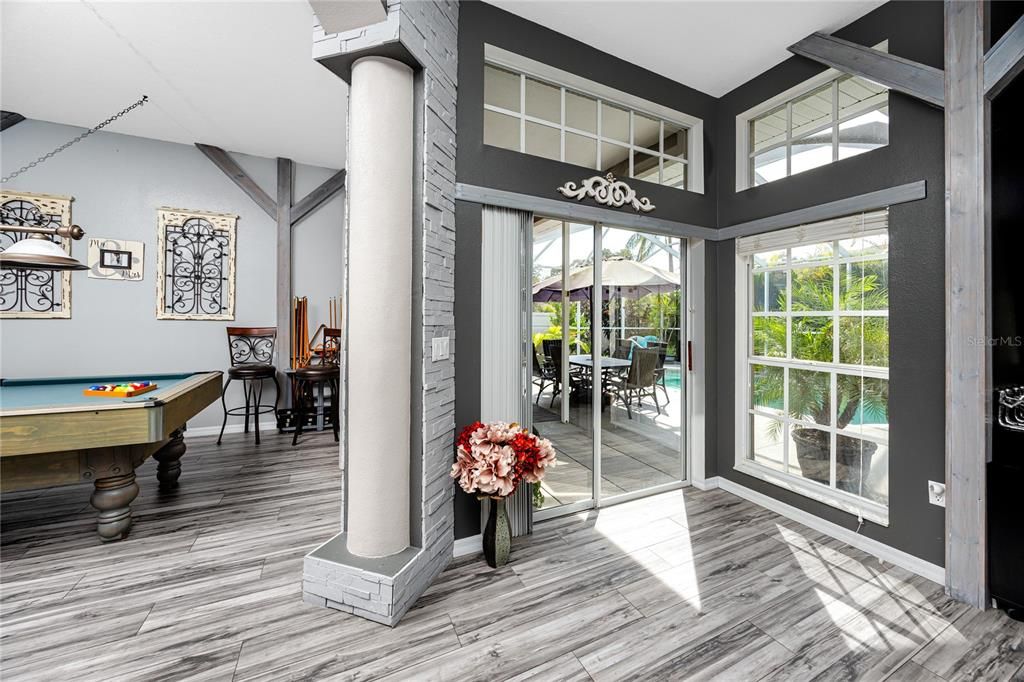 Под контрактом: $449,500 (4 спален, 2 ванн, 2040 Квадратных фут)