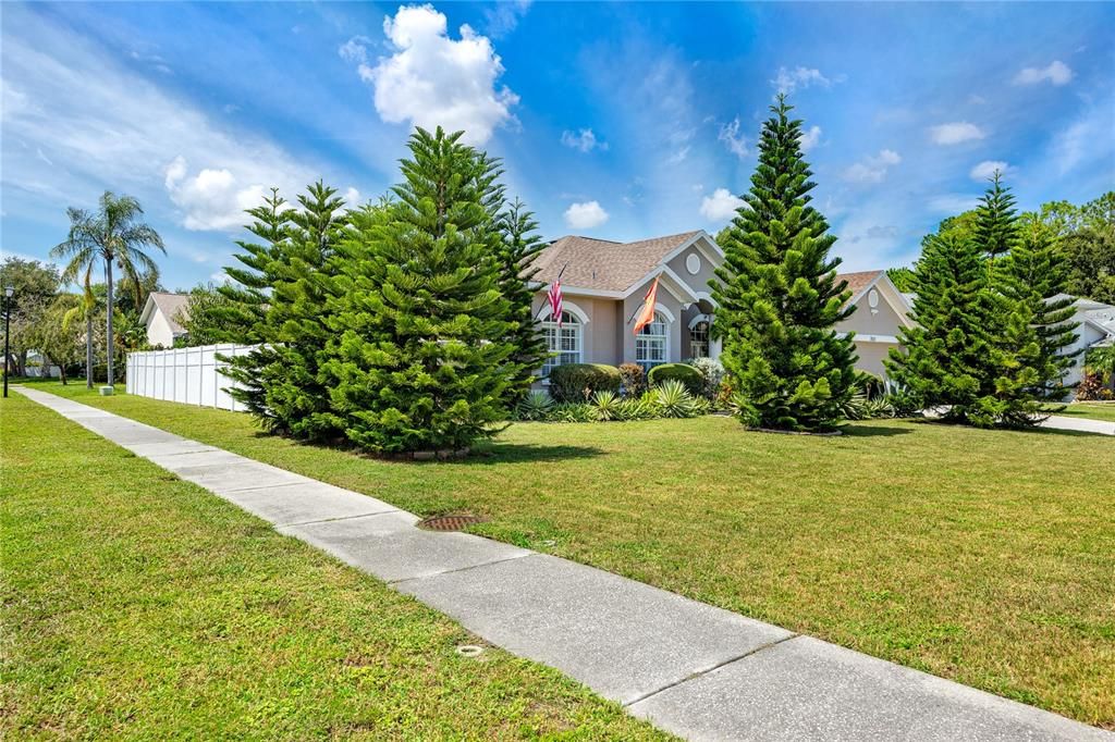 Под контрактом: $449,500 (4 спален, 2 ванн, 2040 Квадратных фут)