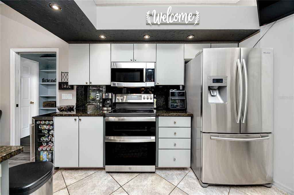 Под контрактом: $449,500 (4 спален, 2 ванн, 2040 Квадратных фут)