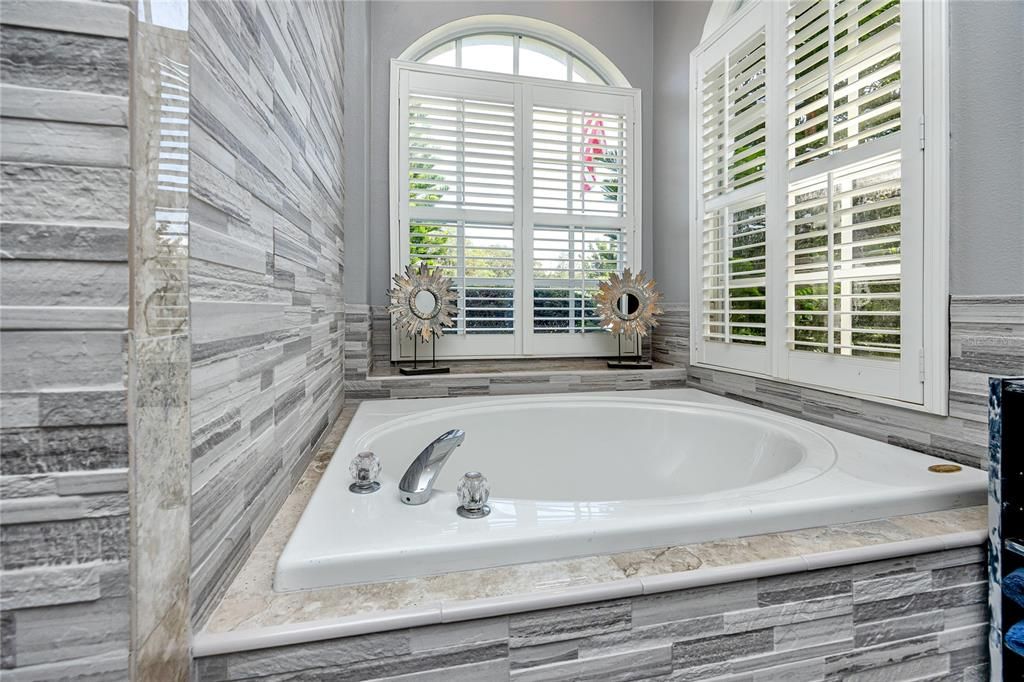 Под контрактом: $449,500 (4 спален, 2 ванн, 2040 Квадратных фут)