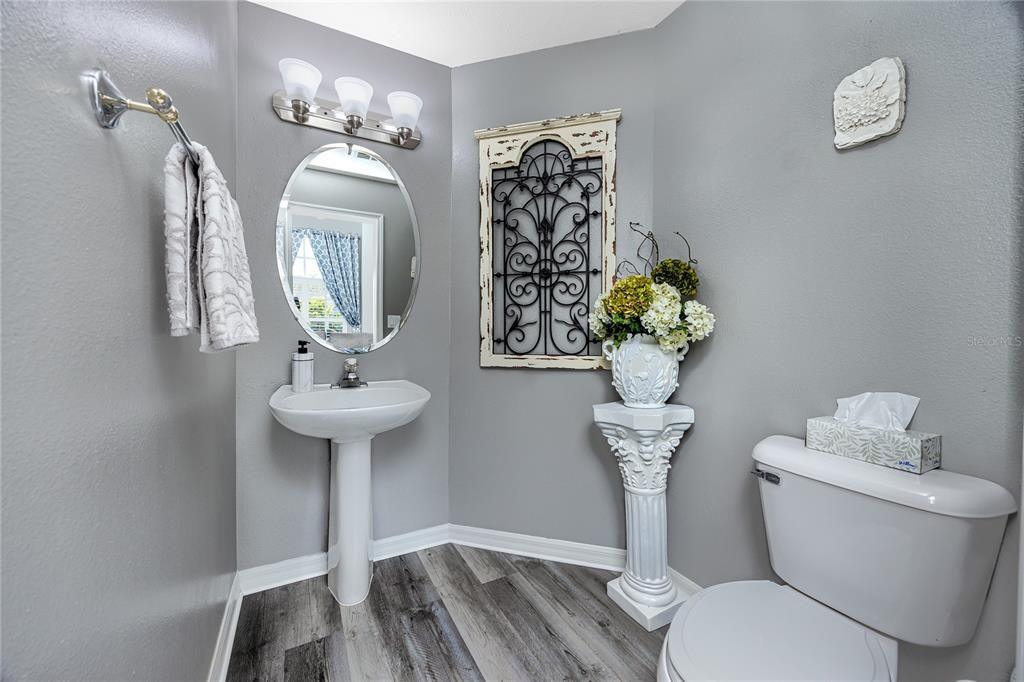 Под контрактом: $449,500 (4 спален, 2 ванн, 2040 Квадратных фут)