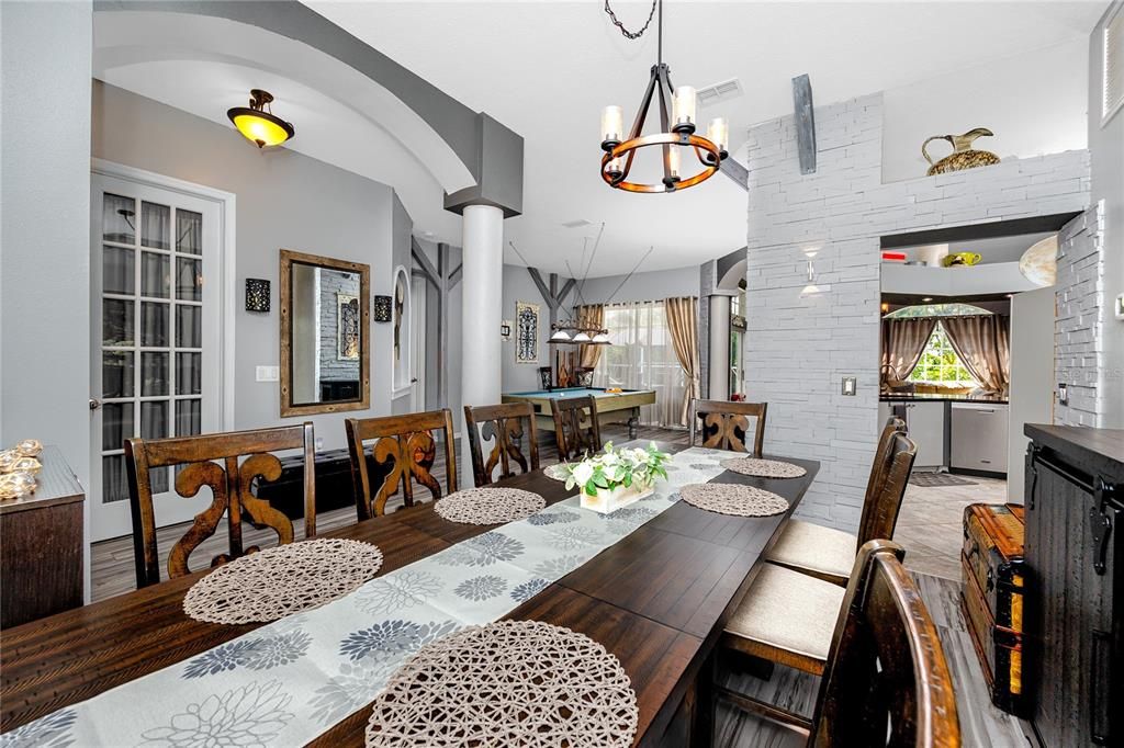 Под контрактом: $449,500 (4 спален, 2 ванн, 2040 Квадратных фут)