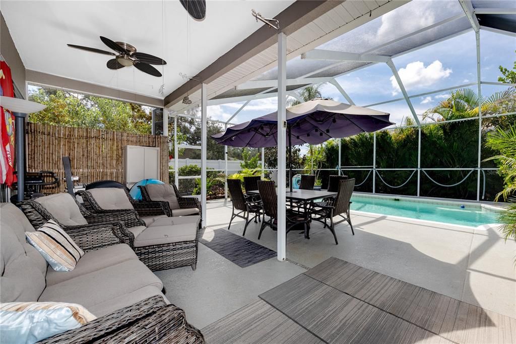 Под контрактом: $449,500 (4 спален, 2 ванн, 2040 Квадратных фут)