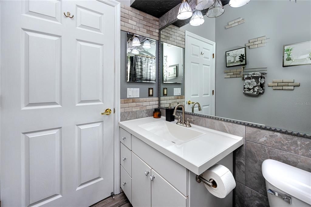 Под контрактом: $449,500 (4 спален, 2 ванн, 2040 Квадратных фут)