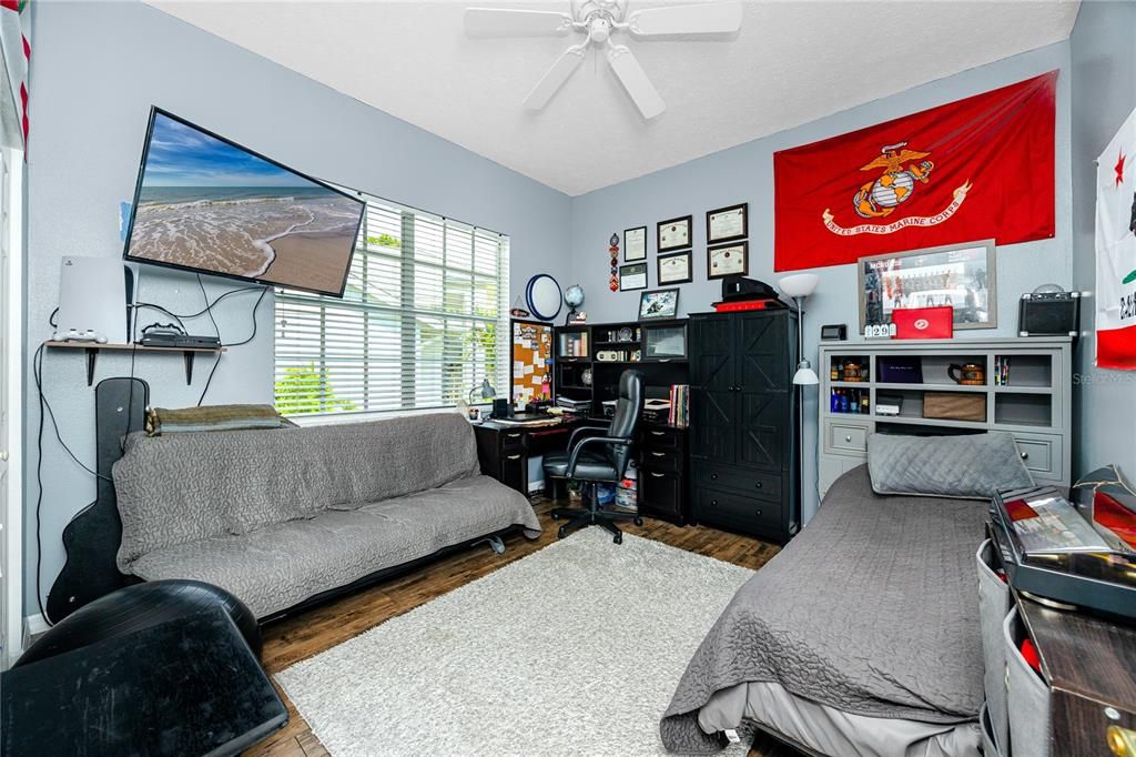 Под контрактом: $449,500 (4 спален, 2 ванн, 2040 Квадратных фут)